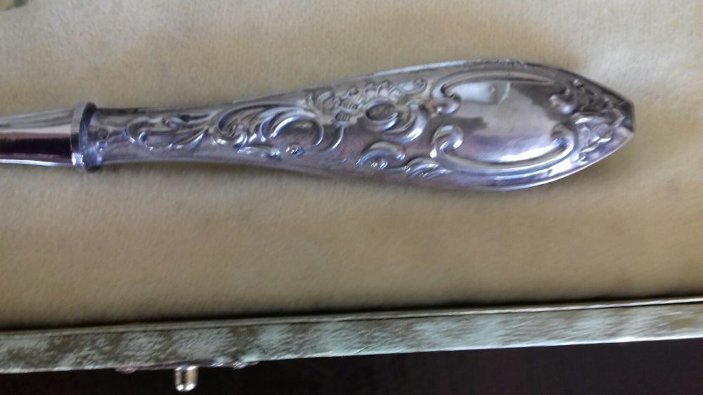 Conjunto de copo, colher e argola de guardanapo, decorados com prata