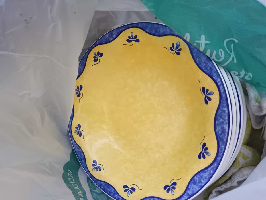 Jogo pratos com 15 peças cada