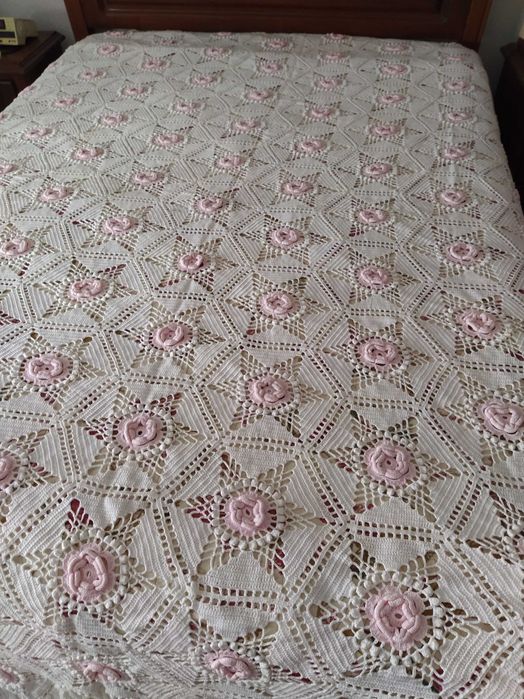 Colcha cama casal em renda feita à mão 2,40m x 2,25m