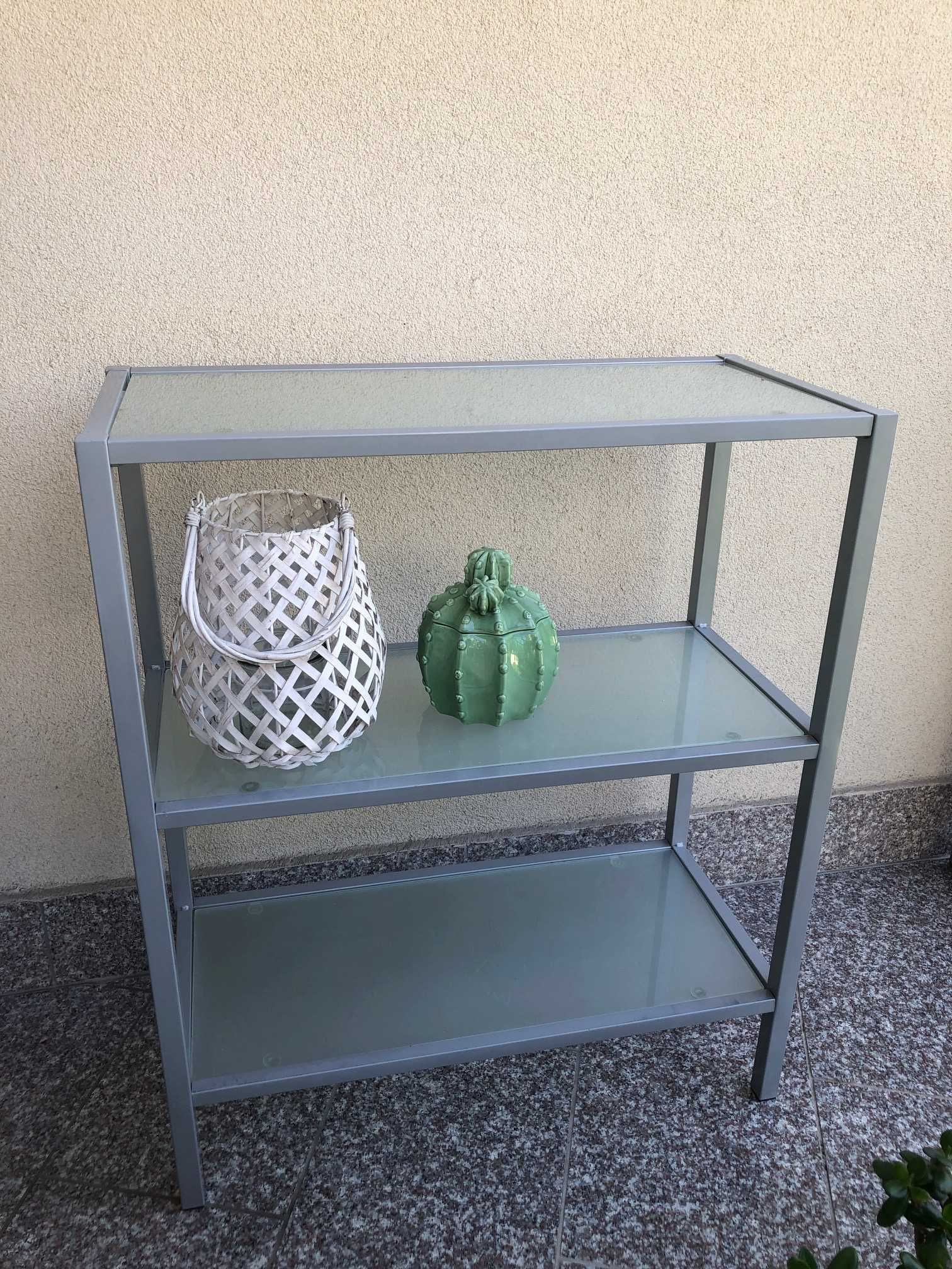 Minimalistyczny regał szklano-aluminiowy szkło matowe JYSK neo design