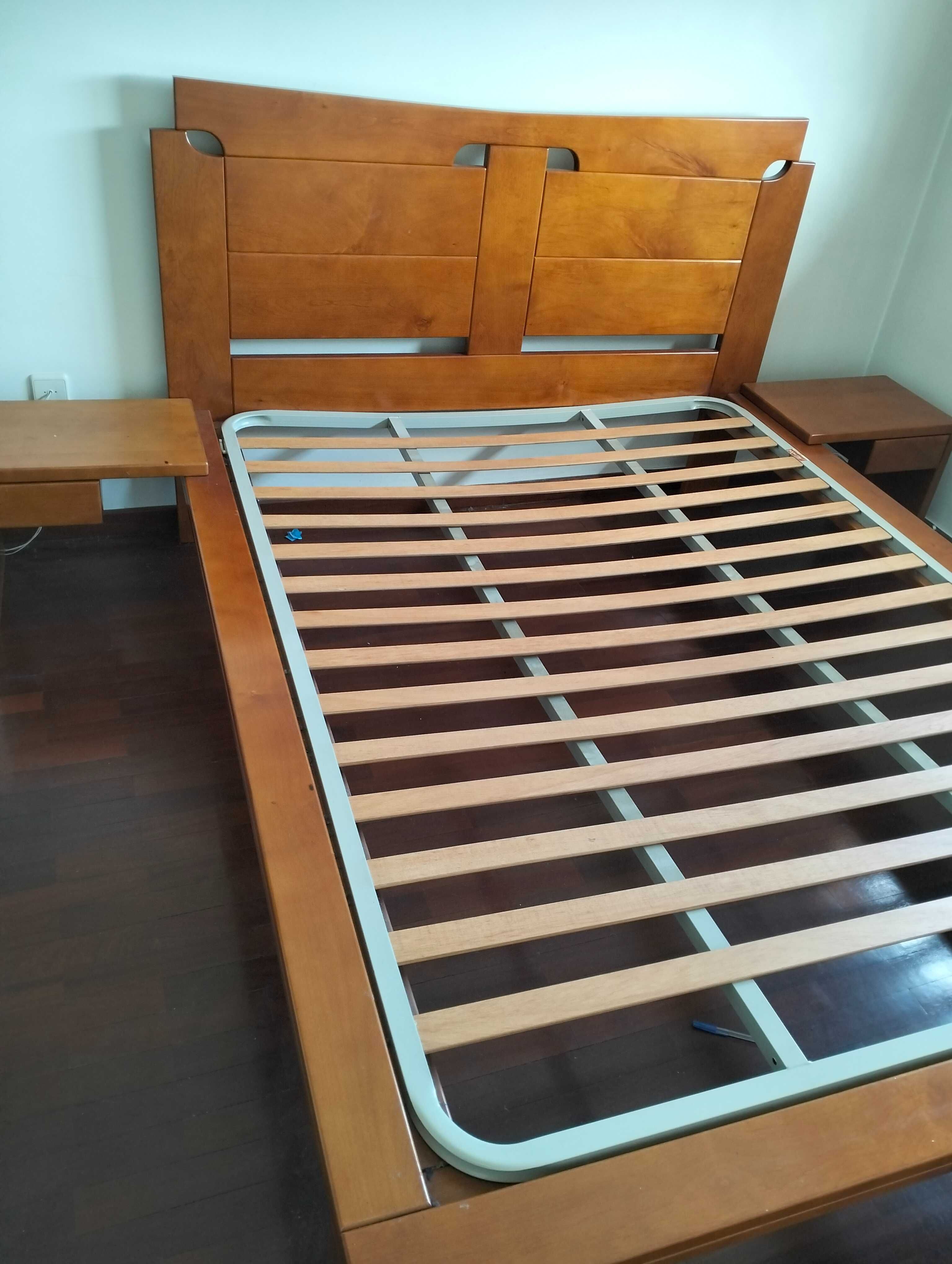 Cama de madeira.