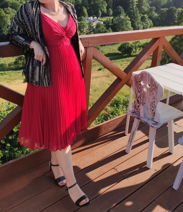 Czerwona plisowana 42 44 sukienka wesele na ramiączkach linia A dekolt