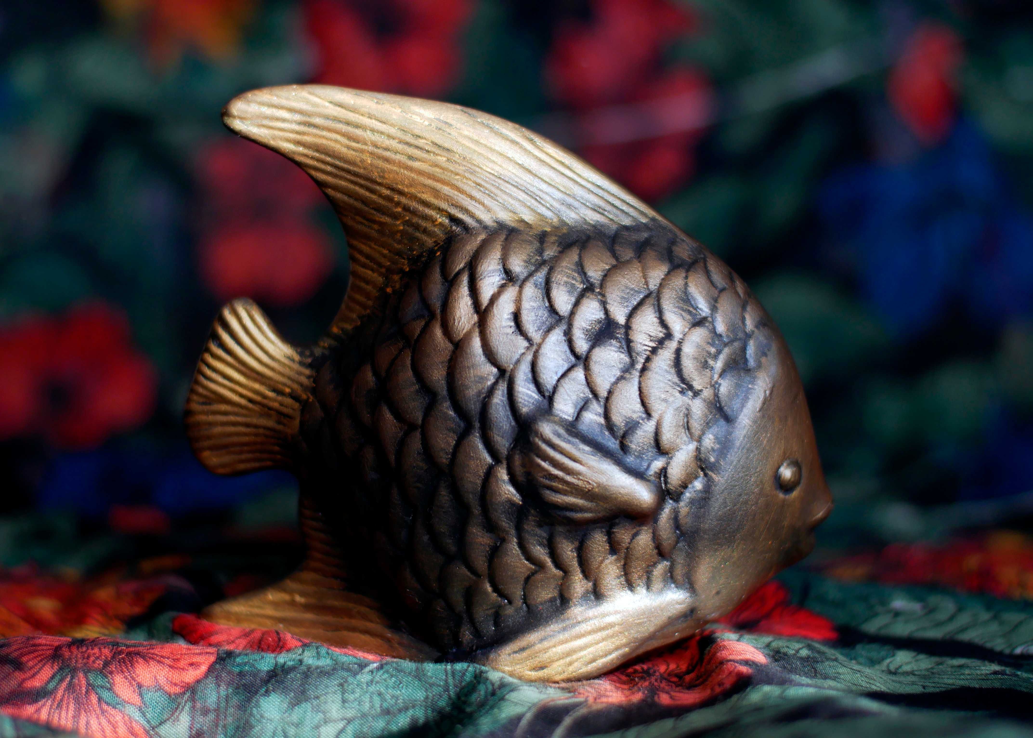 Rzeźba z gipsu - złota rybka - wys. 11 cm
