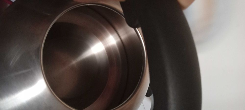 Chaleira Nova, Aço Inox - 2,5 litros. Aviso Sonoro.