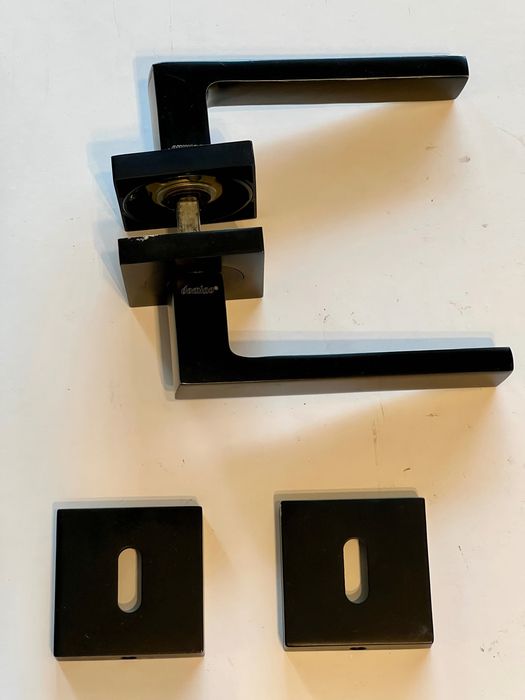 Klamka czarna do drzwi wewnętrznych z szyldem i nakładkami