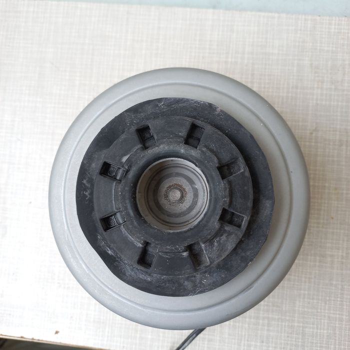 2 пилососи:  ZELMER  1000W , HOOVER 1500w, різні шланги,мотор Філіпс..