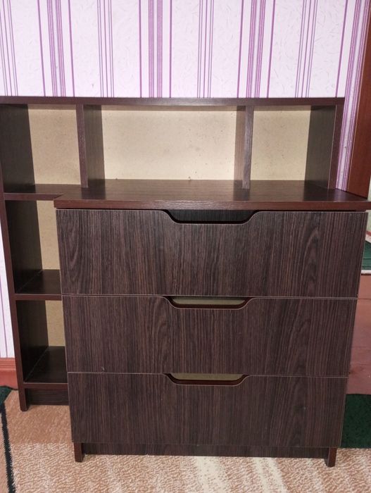 Комод з полицями