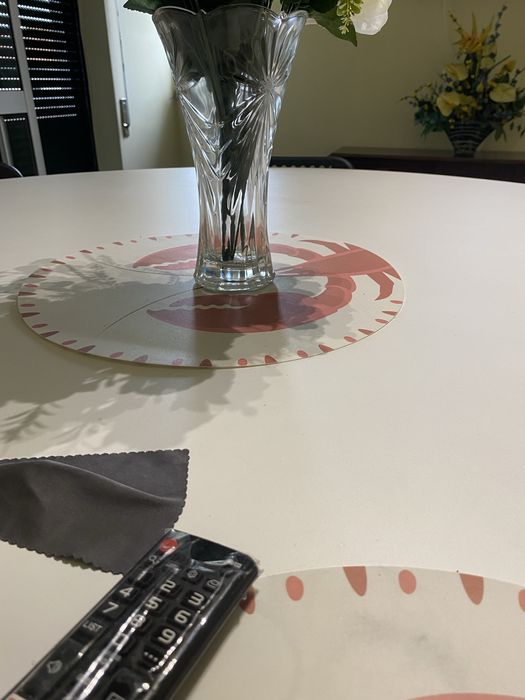 Mesa redonda medindo1,65  mt