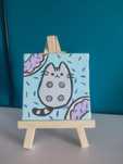 Mini obraz ręcznie malowany Pusheen 7x7cm + sztaluga