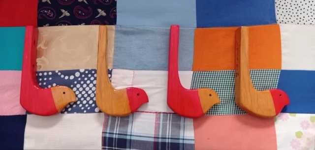 Conjunto de quatro cabides em pinho.