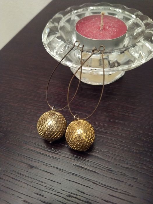 Brincos dourados elegantes e sofisticados