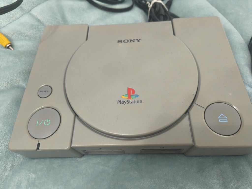 Playstation 1 com comando dualshock 2 e cabos