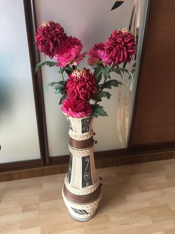 Старовинна ваза з квітами