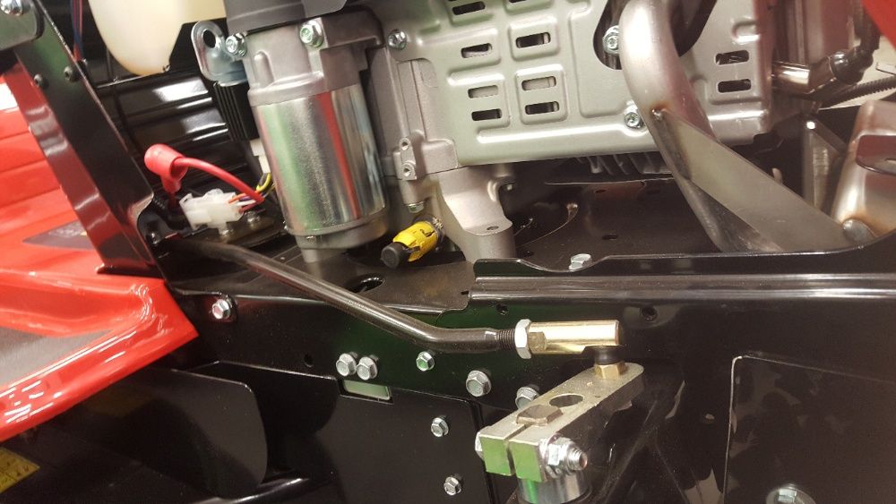 Traktor ogrodowy MTD z pługiem śnieżnym, silnik Briggs pompa