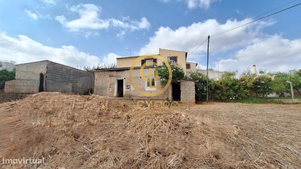 Casa isolada para restaurar, com terreno de 525m2 situada em Paderne