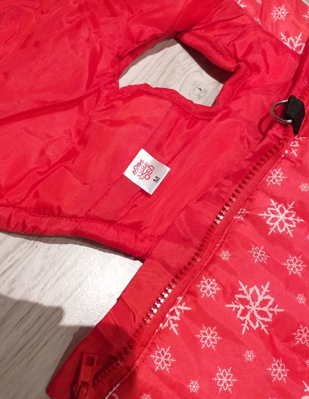 Czerwona kurtka w śnieżynki dla małego, rozmiar M