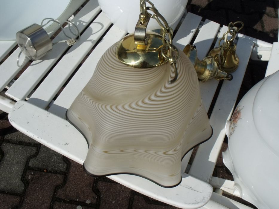 Żyrandol bialy w ksztalcie kuli