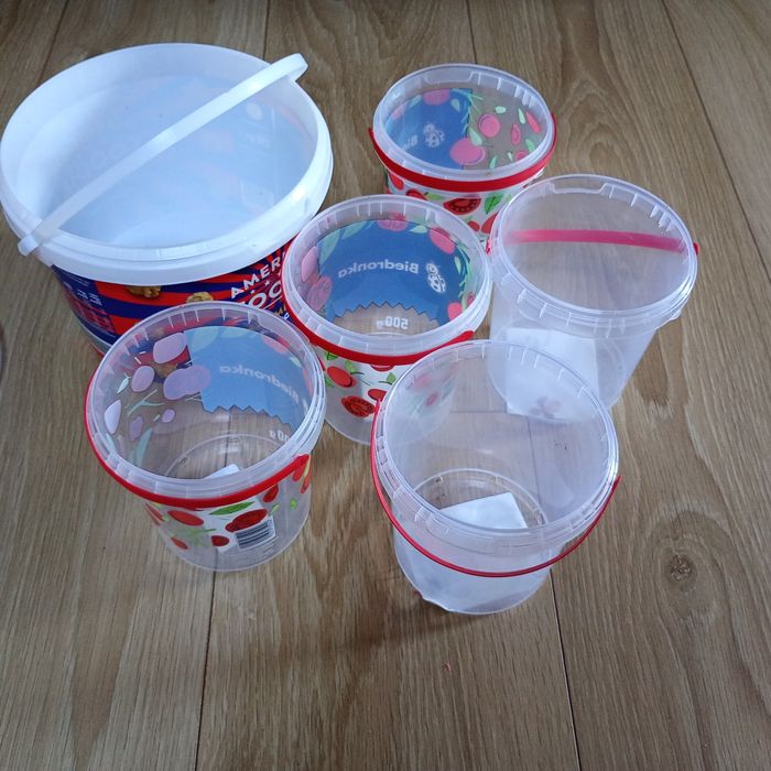 Wiaderka plastikowe 6 sztuk za 5 zl