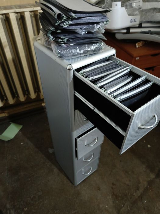 Aluminiowa szafka na płyty CD z systemem wiszących koszulek