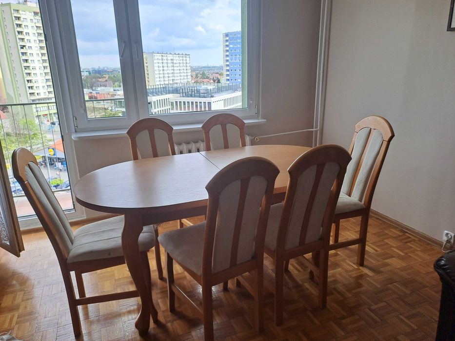 Stół, krzesła, stolik kawowy