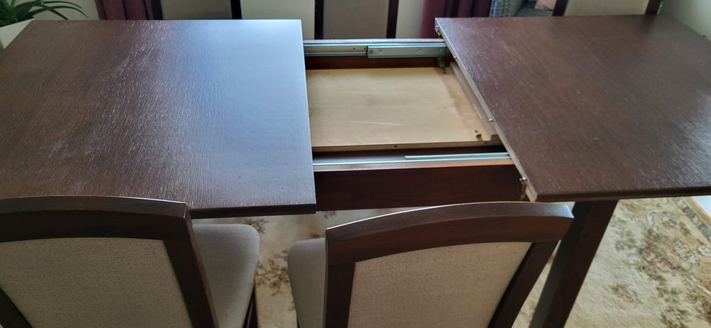 Stół rozkładany z krzesłami