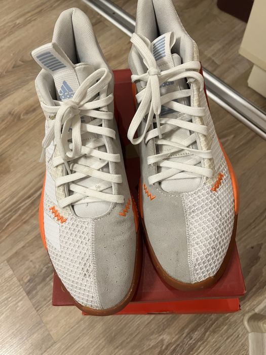 Кросівки Adidas.