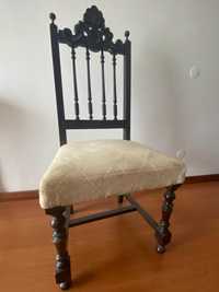 Cadeira antiga com assento estofado