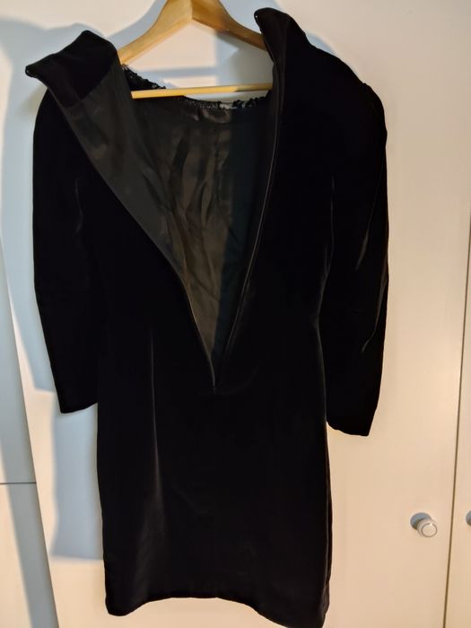 Vestido de Veludo Preto com Renda e Laço