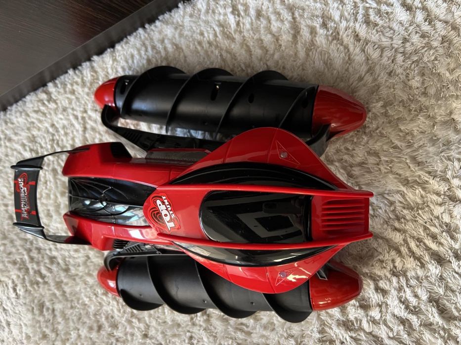 Машинка яка їздить по снігу та піску й по воді