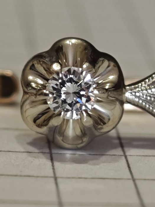 Золоті сережки з діамантами, 585 проба.