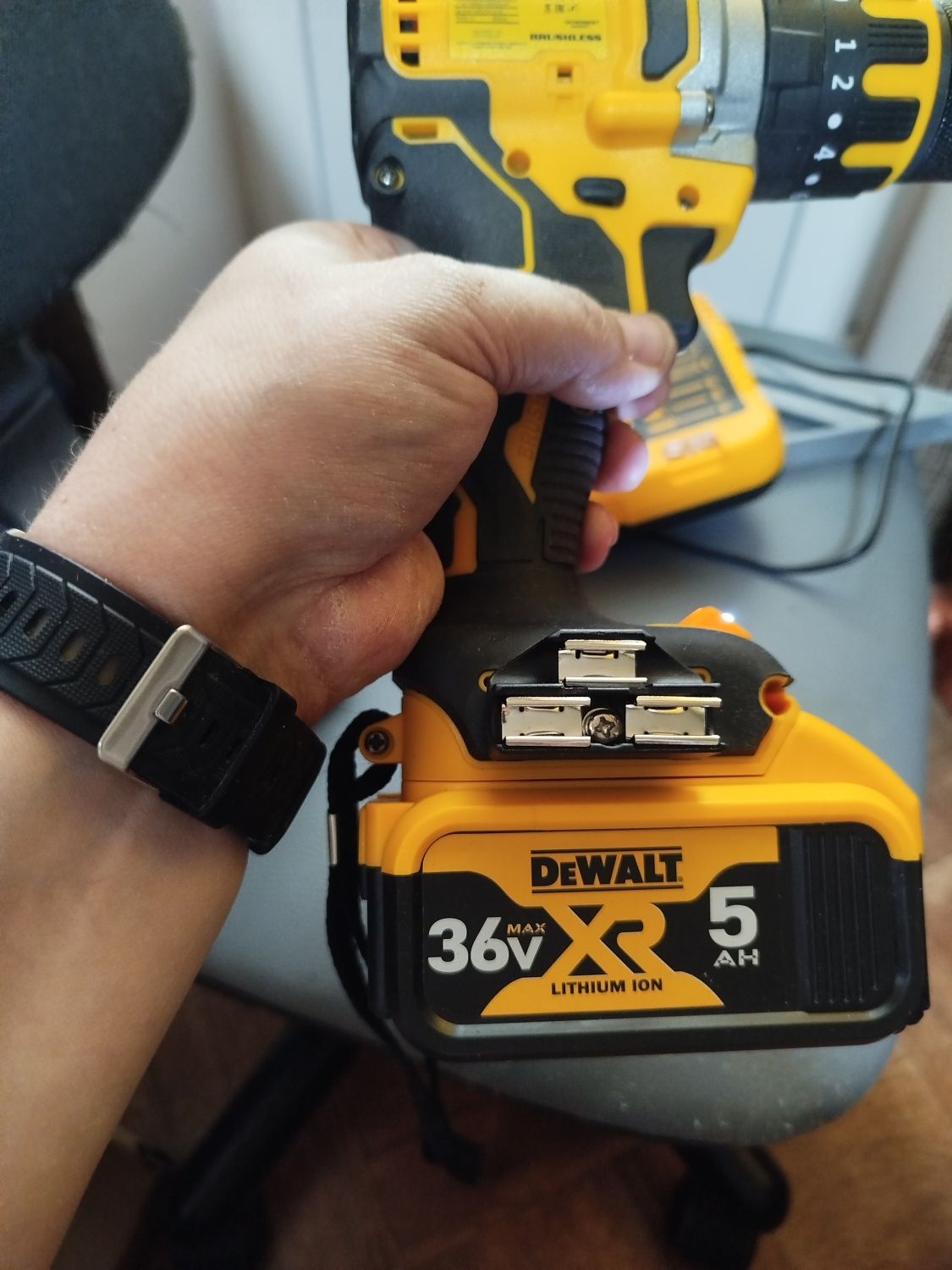 Ударный шуруповёрт DeWalt 13мм.5Ah