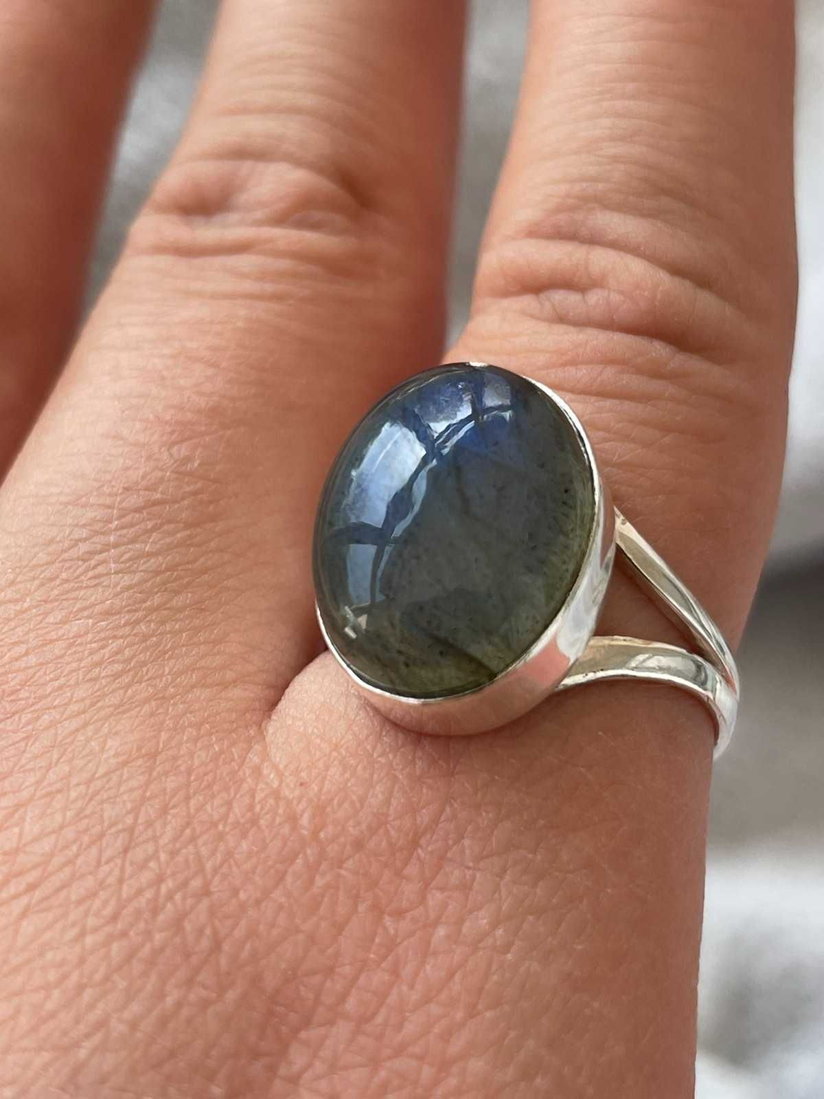 Серебряное кольцо с натуральным лабрадором. Размер 19, 18.5