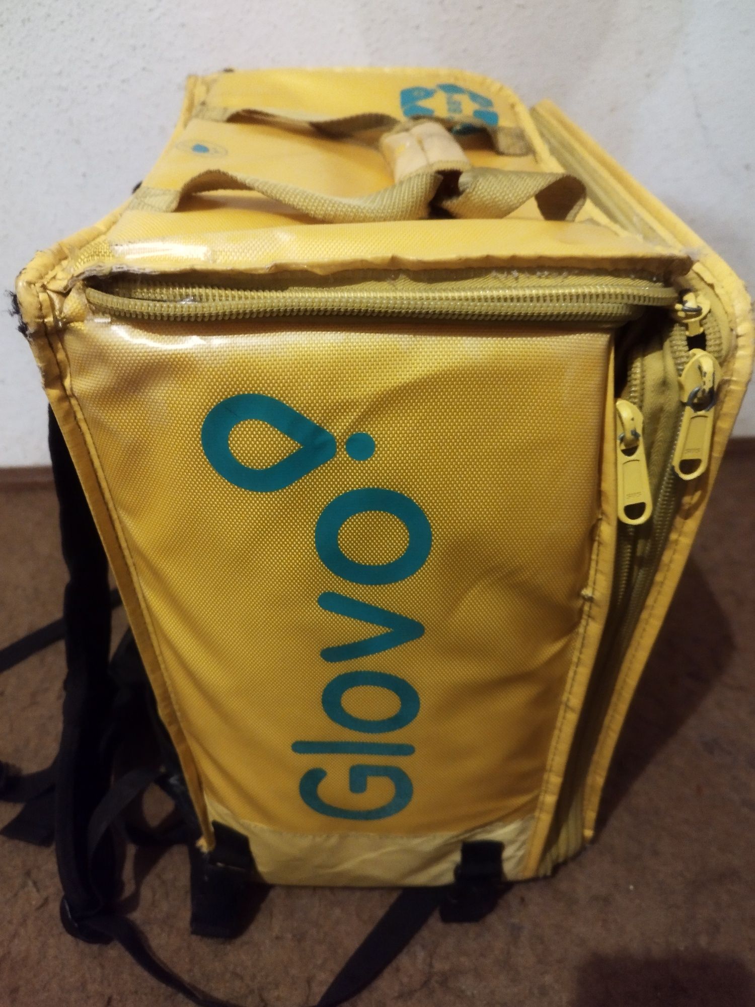 Mochila usada glovo .