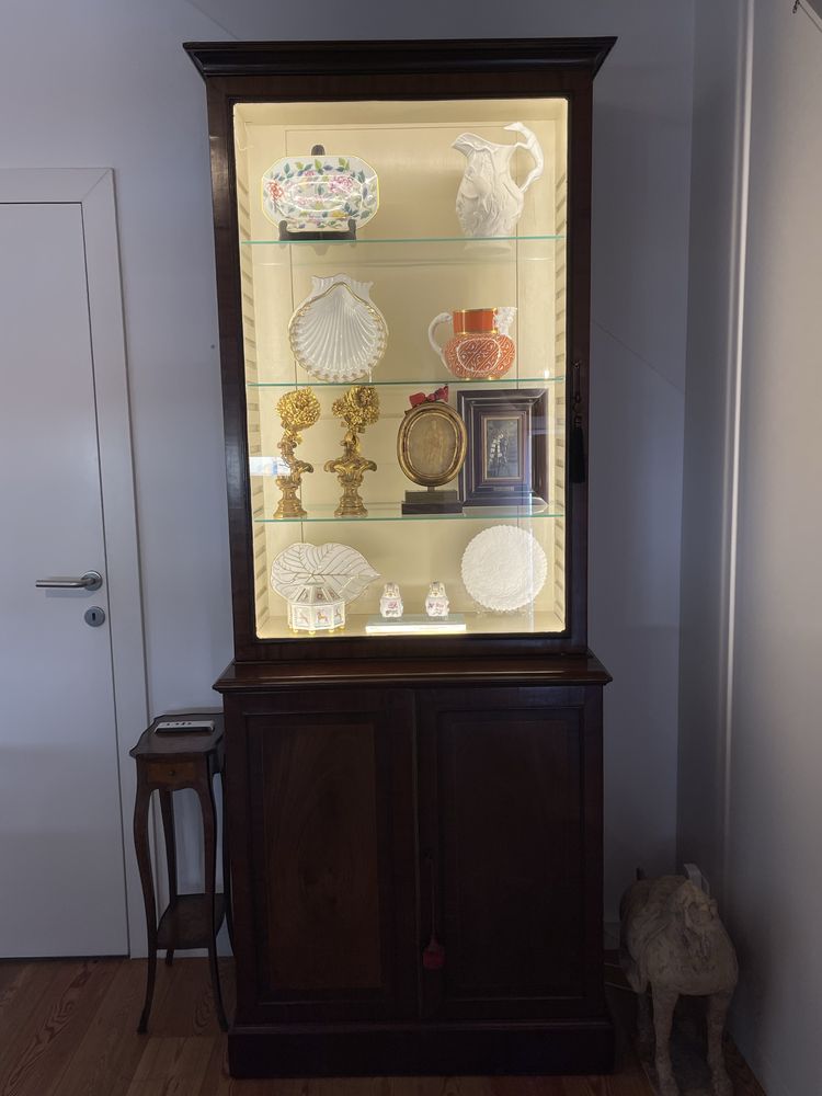 Móvel vitrine antigo, estilo D. Maria, em vinhático