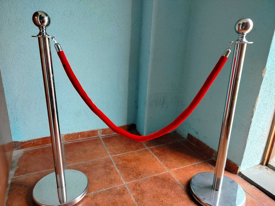 Słupki hotelowe teatralne muzealne 2 słupki + 1 lina mam 8 kompletów