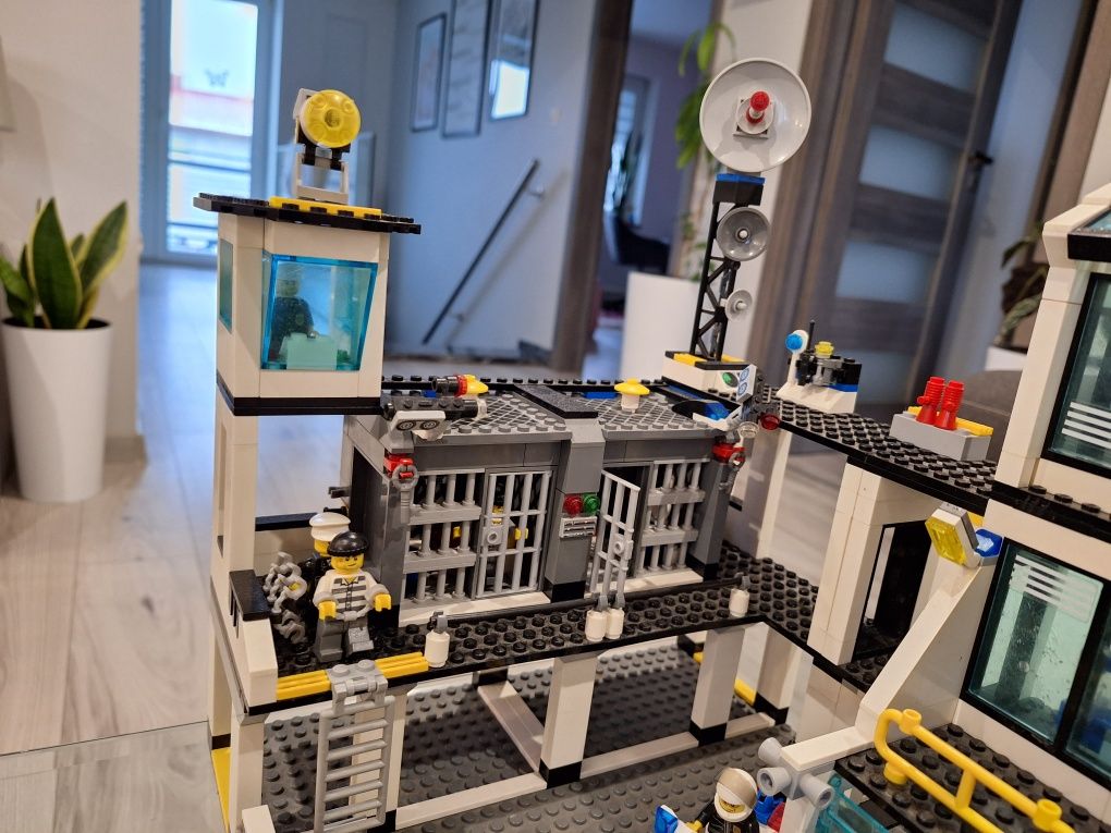 Duży zestaw: Posterunek Lego 7744 + ciężarówka z naczepą Lego 60044