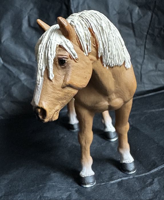 Коллекционная игрушка лошадь