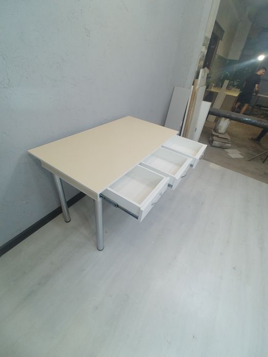 Стол.   кухонный