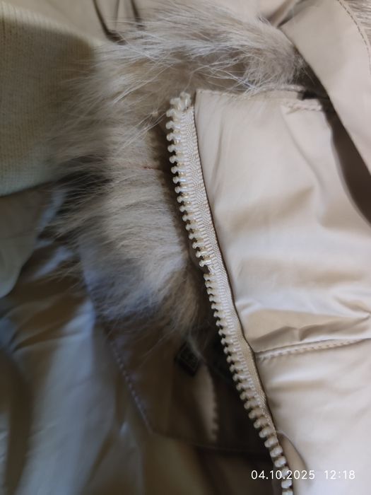 Бежевий пуховий жилет із хутряним капюшоном бренду Woyz.