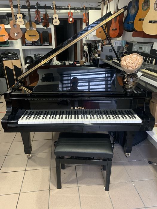 Piano Kawai de Cauda