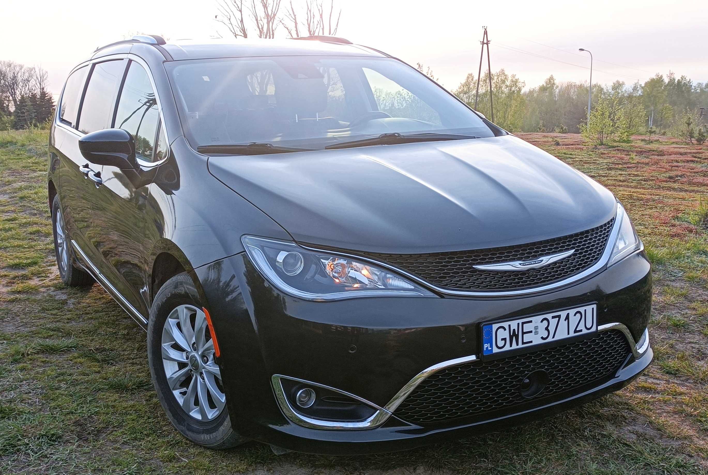 Chrysler Pacifica 7 osobowa, ładna, zadbana i z małym przebiegiem.