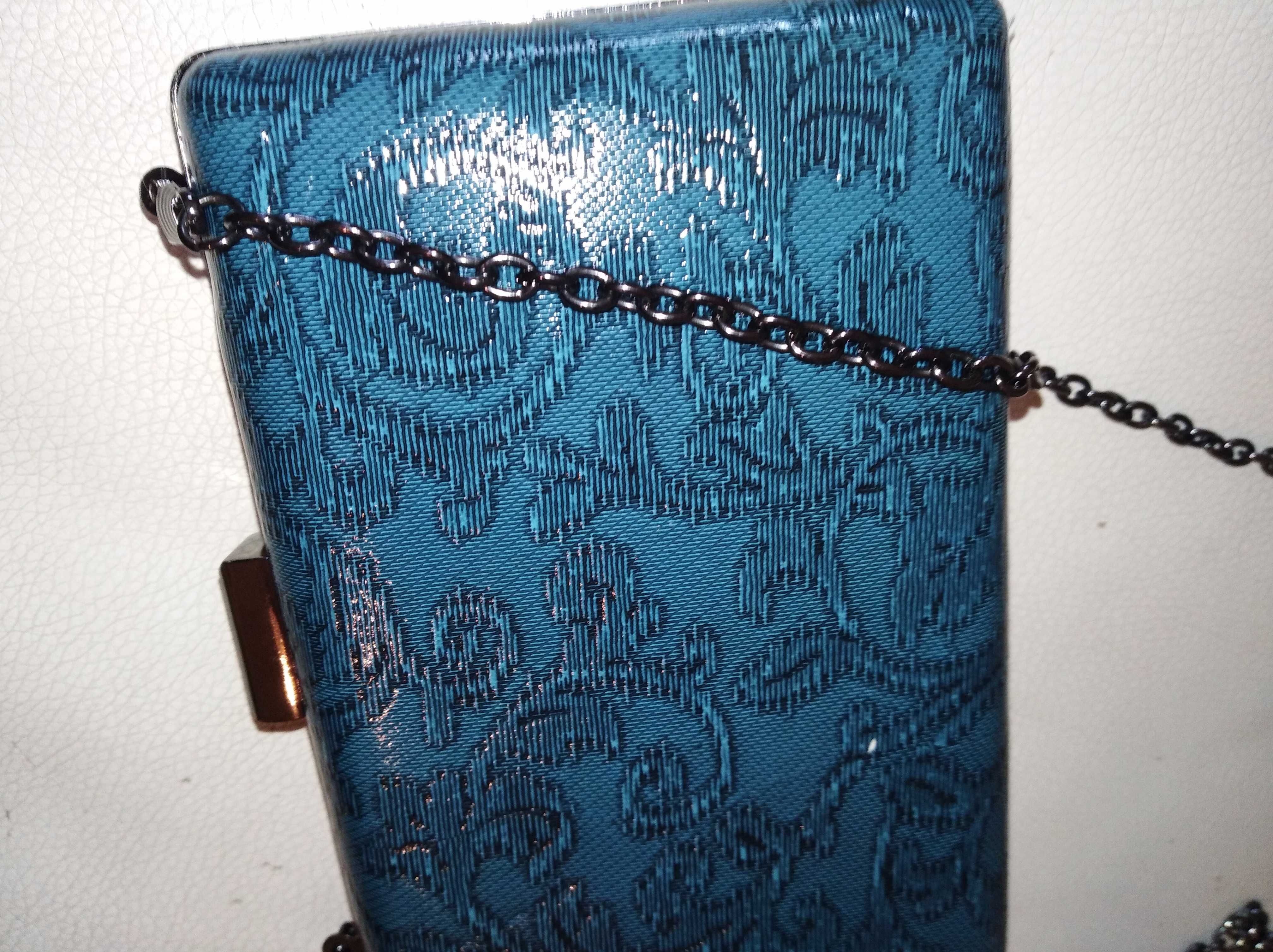 Clutch azul, marca Axel