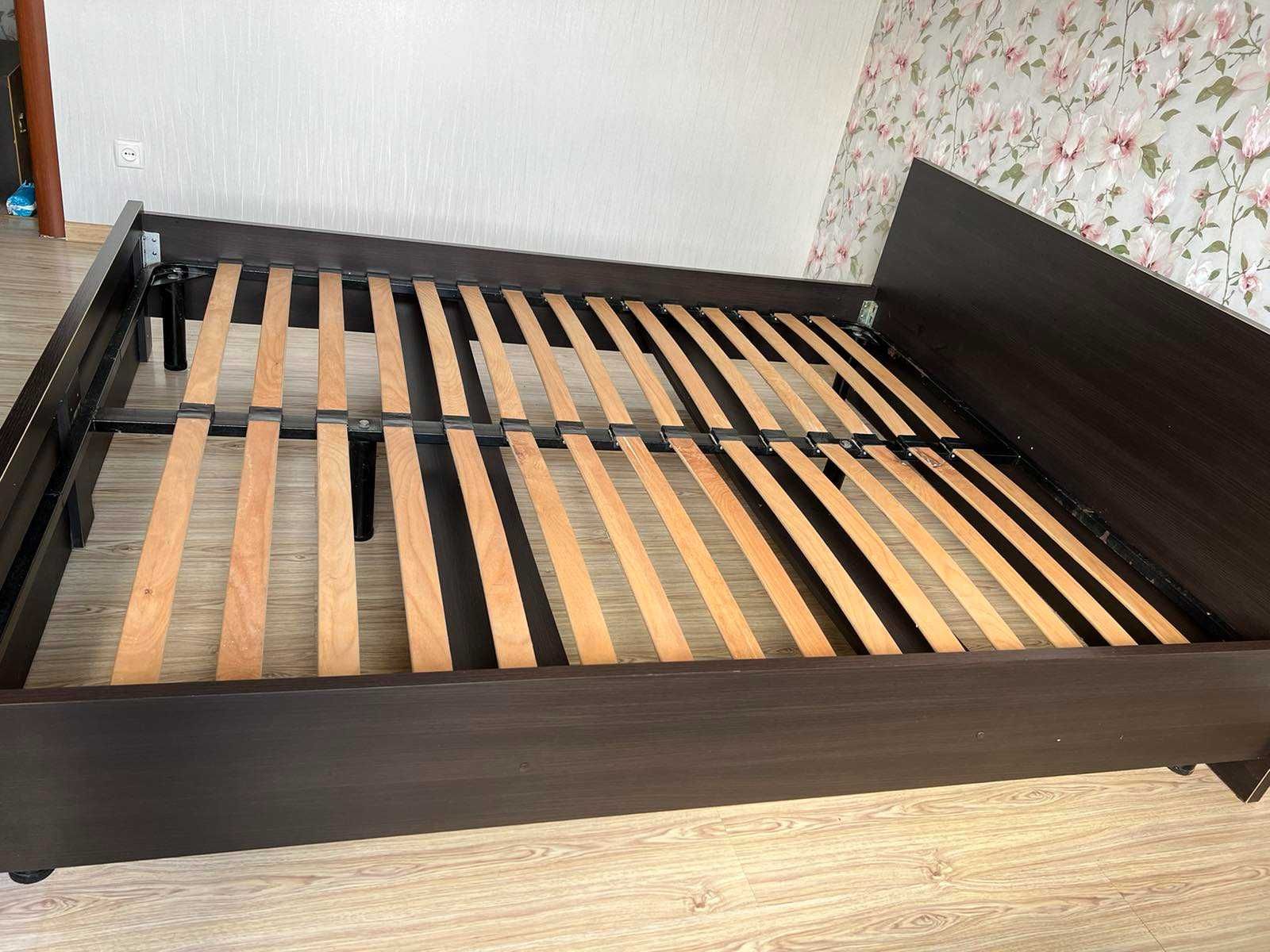 Дерев'яне двоспальне велике ліжко темне розмір 160 х 200 см