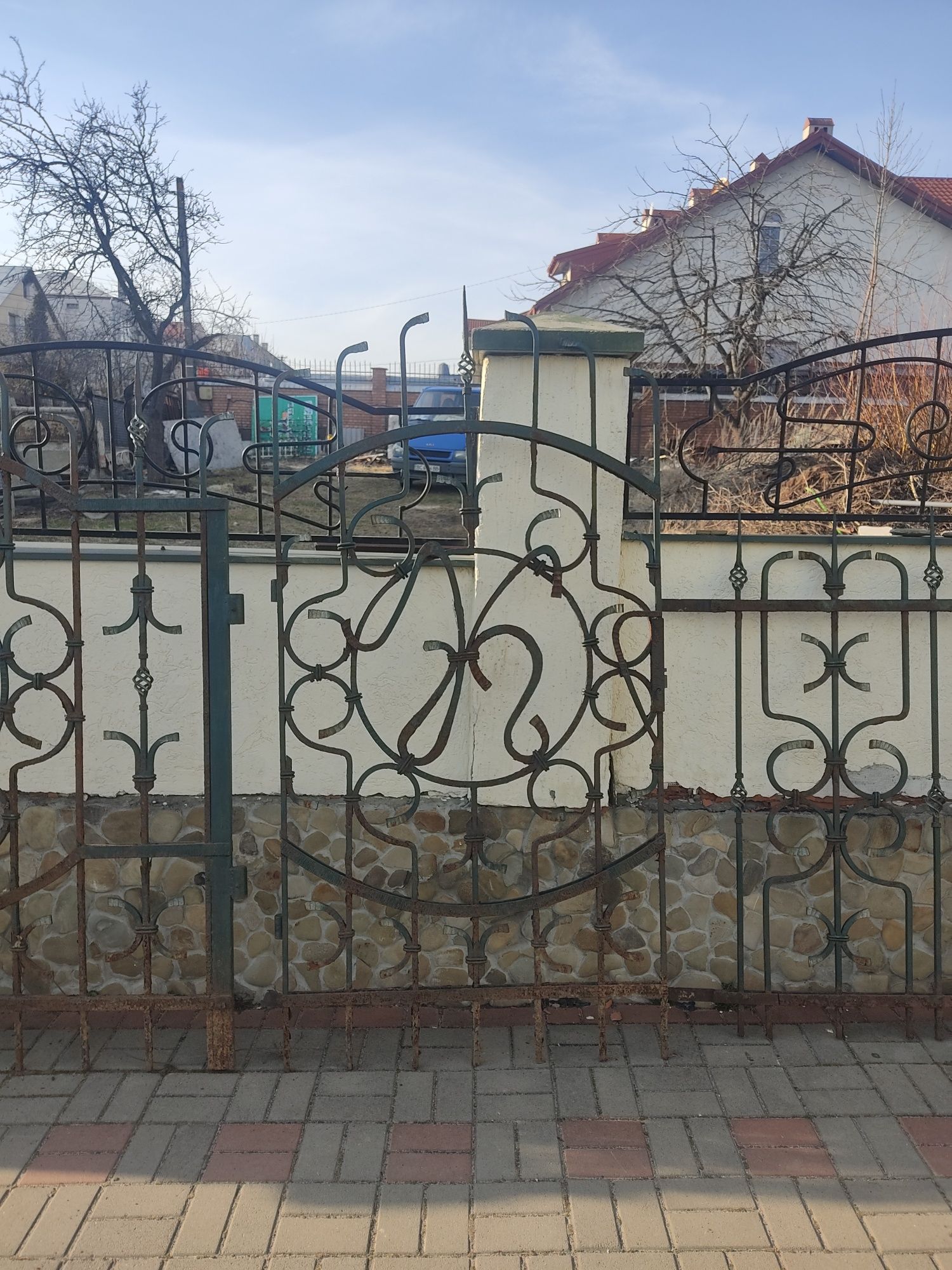 Паркан з брамою та дверьми