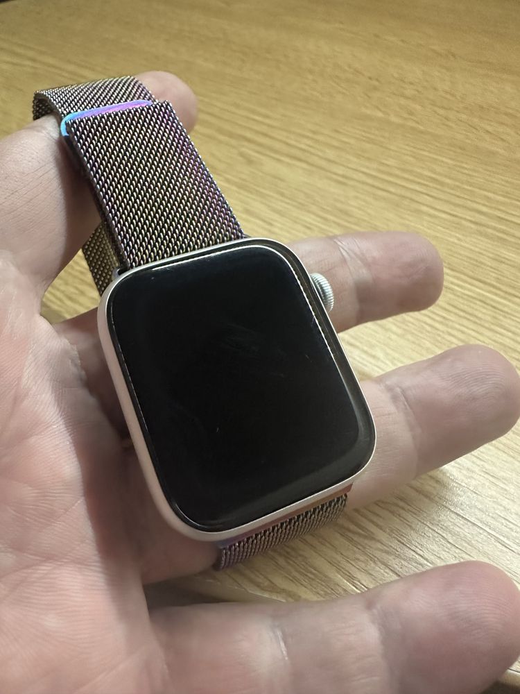 Продам часы Apple Watch 4 / 44mm