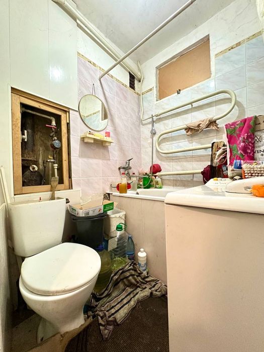 Продаж 3 кімнатної квартири ПІД РЕМОНТ в центрі міста.