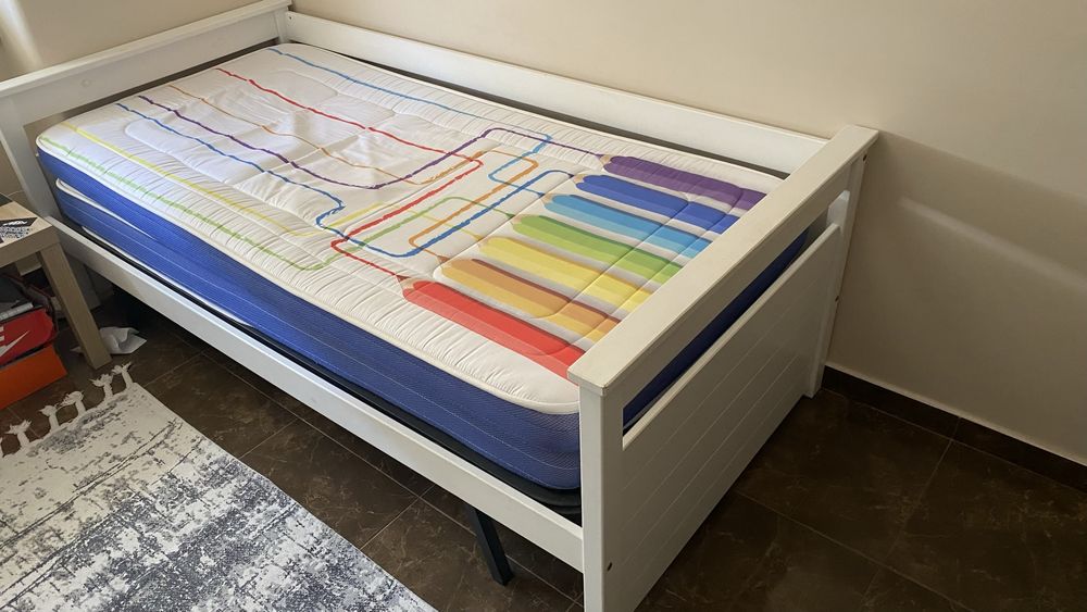 Cama de solteito com 2 colchoes