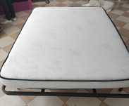 Cama de casal estrado de ripas e com colchão (pouco uso)