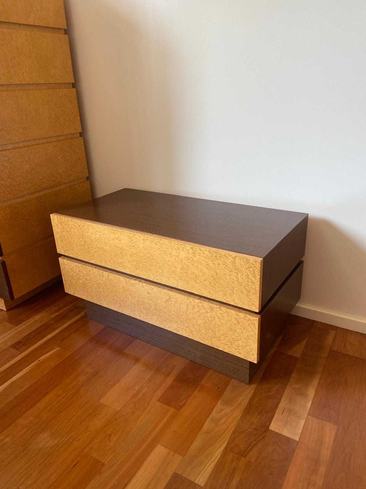 Conjunto quarto: cama com colchão, mesa de cabeceira e cómoda