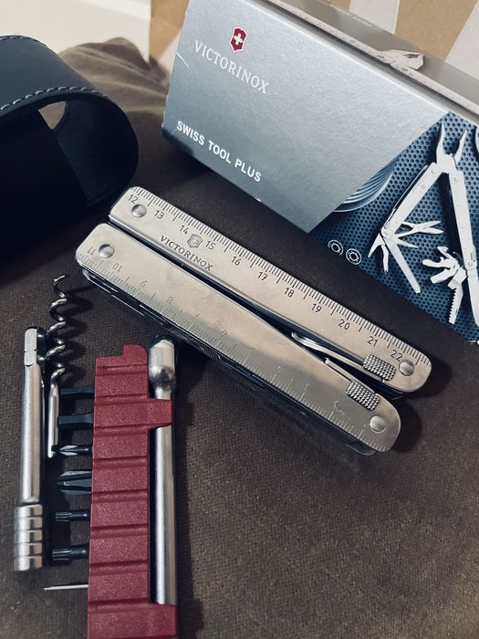 Noz scyzoryk nowy Victorinox szwajcarski z akcesoriamj